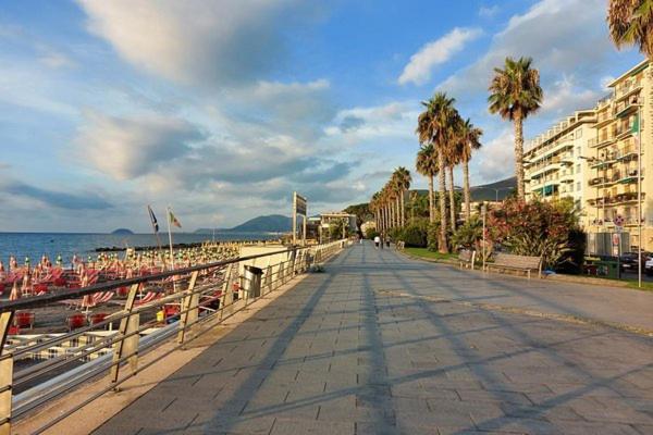 Loano-Marina Spiaggia, Mare, A 5 Stelle Екстериор снимка